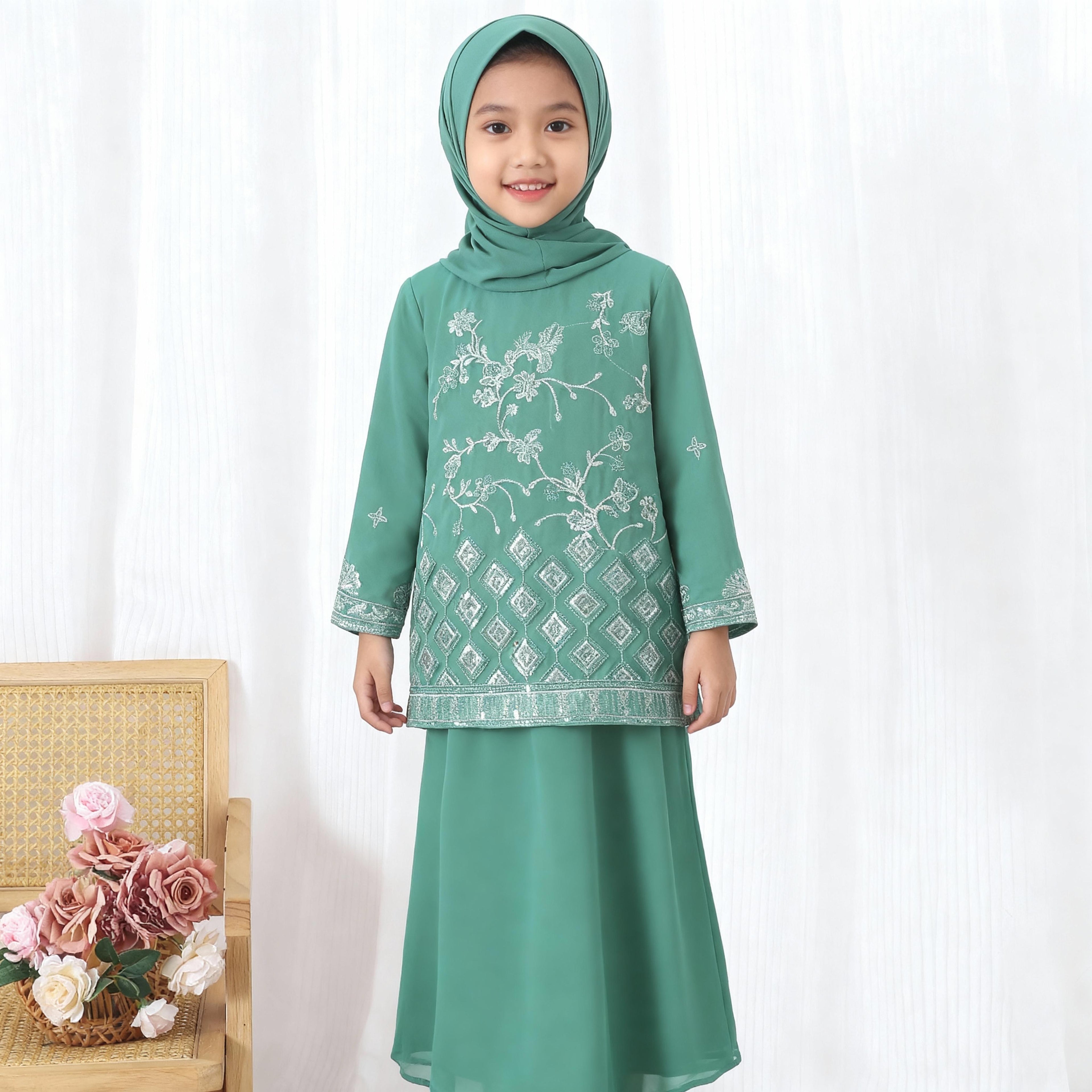 Baju Kurung Muslimah TropiTykes Mini Green Sulaman Elegan Lembut Selesa untuk Majlis Raya &amp; Wanita Muda. Pakaian yang elegan dan selesa. 
