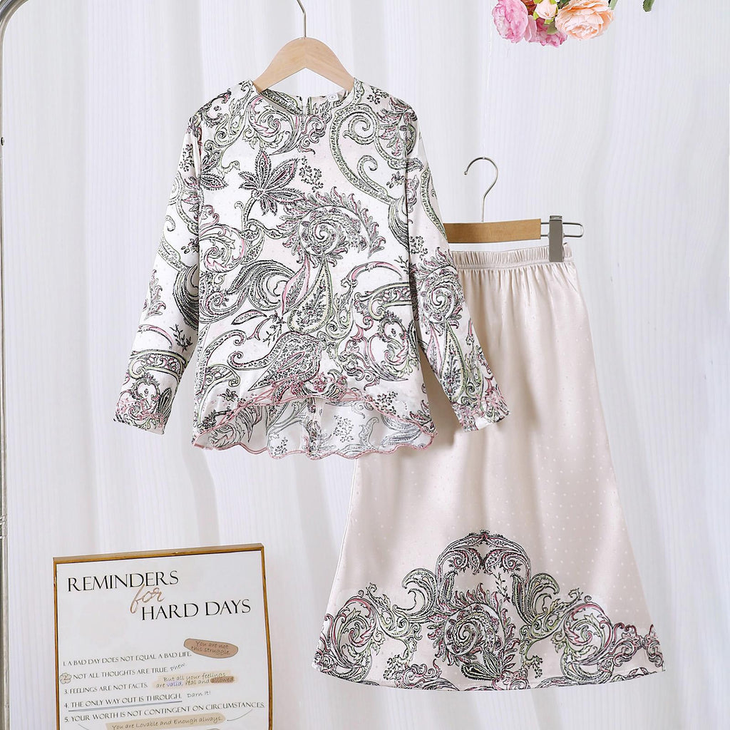 Set Baju Kurung Hari Raya TropiTykes Bercorak Bunga Paisley untuk Kehidupan Seharian Anda, Ritual Lembut Semasa Aidilfitri Bercorak Paisley Merah Jambu dan Hijau Muda 