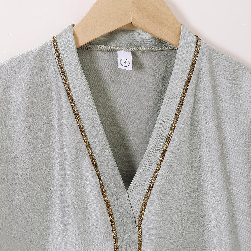 TropiTykes穆斯林女童褶裥连衣裙，优雅舒适，面料柔软轻盈，适合日常穿着。褶裥袖口和下摆，金色细节，尽显优雅舒适。 