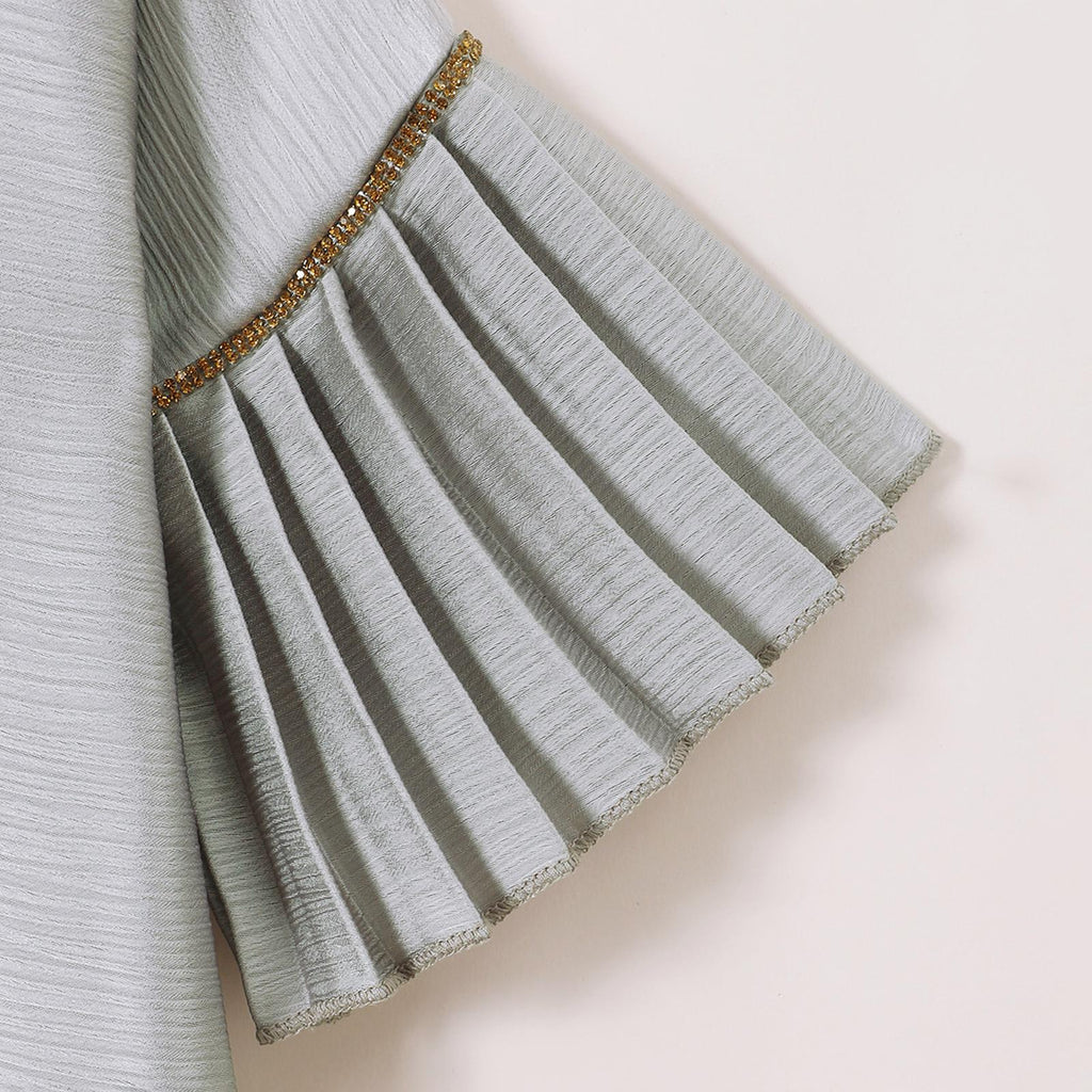 TropiTykes穆斯林女童褶裥连衣裙，优雅舒适，面料柔软轻盈，适合日常穿着。褶裥袖口和下摆，金色细节，尽显优雅舒适。 