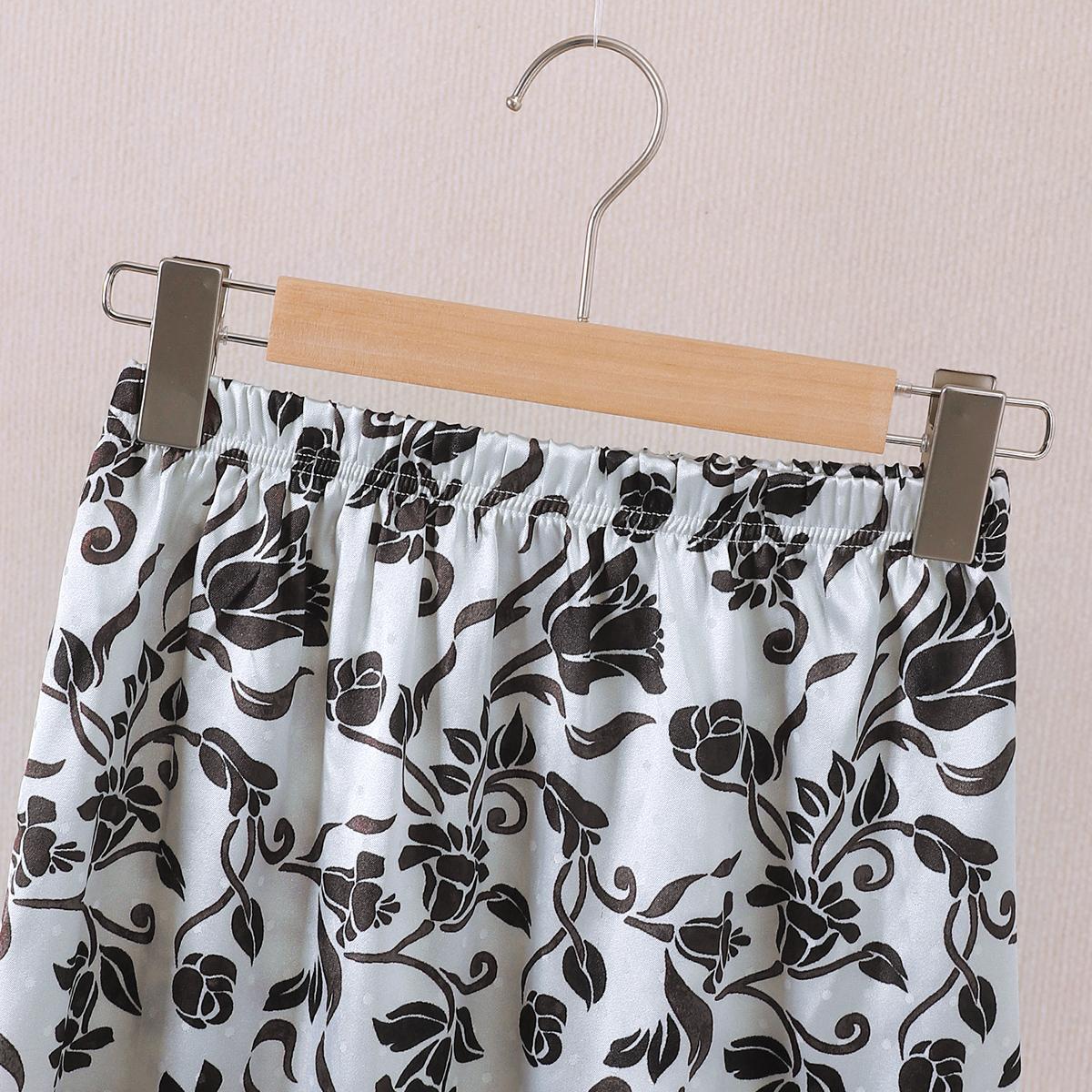 Set Pakaian Hari Raya TropiTykes Skirt Sarung Batik Hitam Putih untuk Kanak-kanak Perempuan Bercorak Bunga, Hiasan Renda, Lembut dan Selesa, Sesuai untuk Aktiviti Harian 