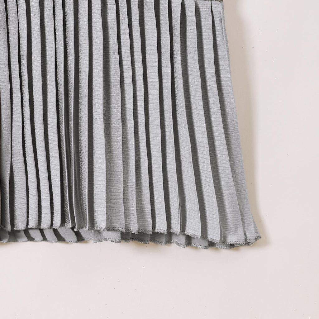 TropiTykes穆斯林女童褶裥连衣裙，优雅舒适，面料柔软轻盈，适合日常穿着。褶裥袖口和下摆，金色细节，尽显优雅舒适。 