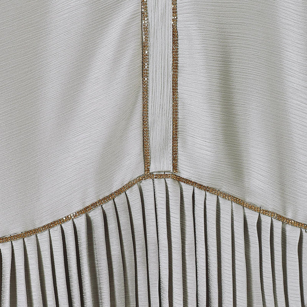 TropiTykes穆斯林女童褶裥连衣裙，优雅舒适，面料柔软轻盈，适合日常穿着。褶裥袖口和下摆，金色细节，尽显优雅舒适。 