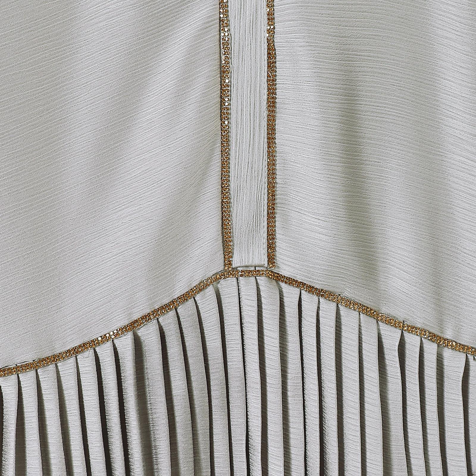 TropiTykes穆斯林女童褶裥连衣裙，优雅舒适，面料柔软轻盈，适合日常穿着。褶裥袖口和下摆，金色细节，尽显优雅舒适。 