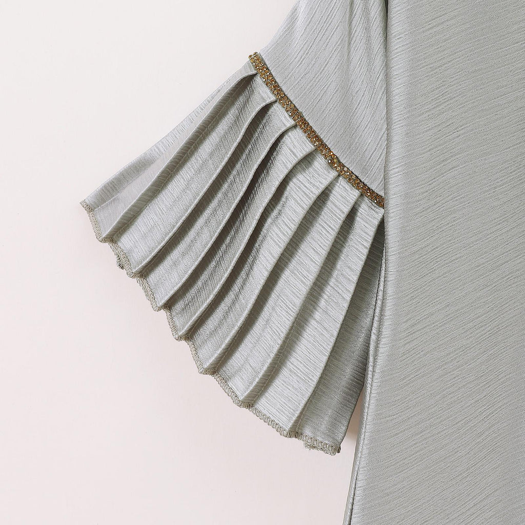 TropiTykes穆斯林女童褶裥连衣裙，优雅舒适，面料柔软轻盈，适合日常穿着。褶裥袖口和下摆，金色细节，尽显优雅舒适。 