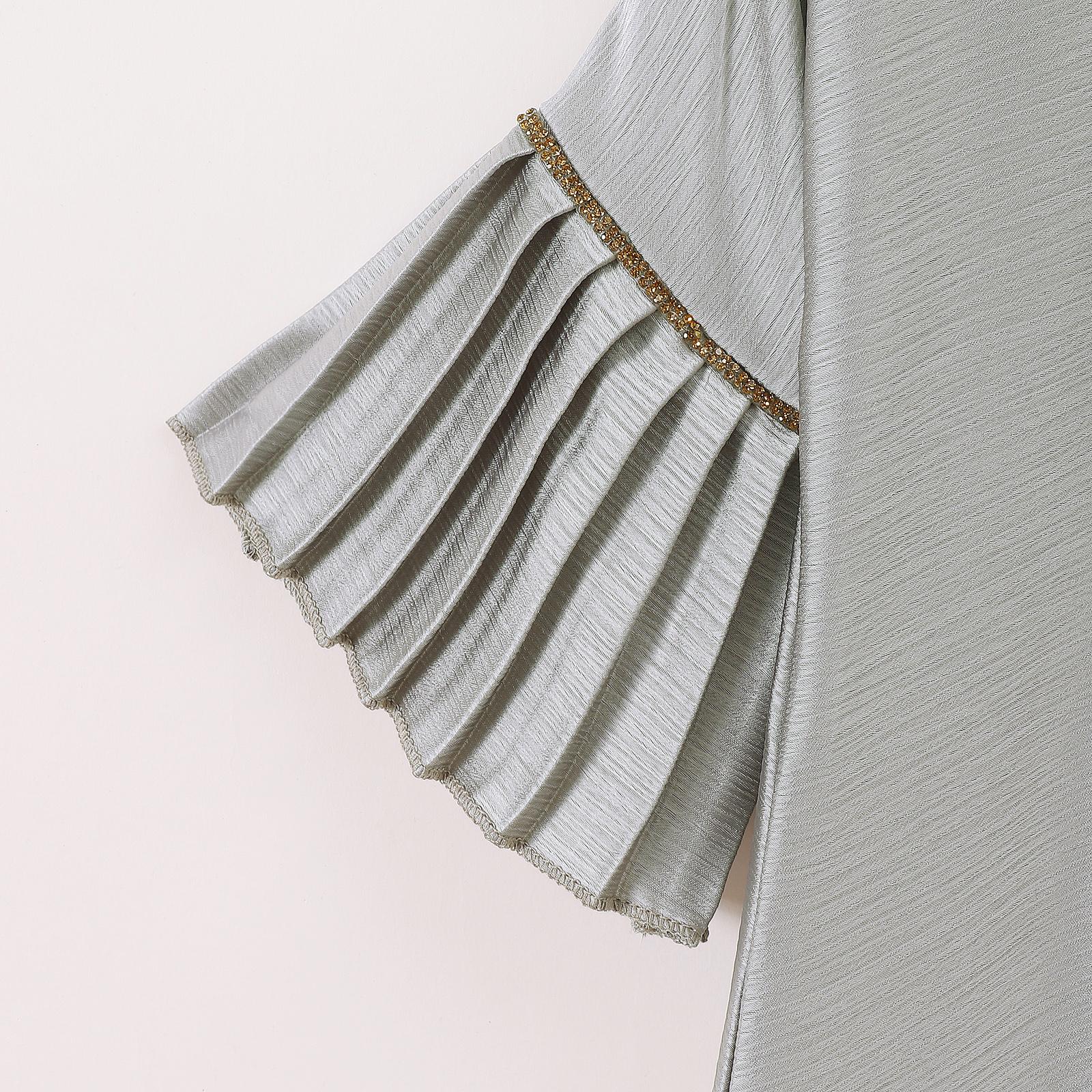 TropiTykes穆斯林女童褶裥连衣裙，优雅舒适，面料柔软轻盈，适合日常穿着。褶裥袖口和下摆，金色细节，尽显优雅舒适。 