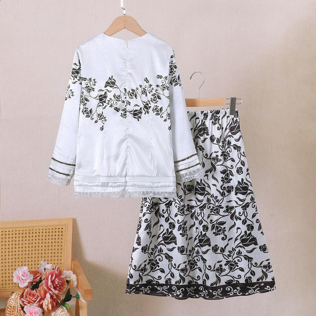 Set Pakaian Hari Raya TropiTykes Skirt Sarung Batik Hitam Putih untuk Kanak-kanak Perempuan Bercorak Bunga, Hiasan Renda, Lembut dan Selesa, Sesuai untuk Aktiviti Harian 
